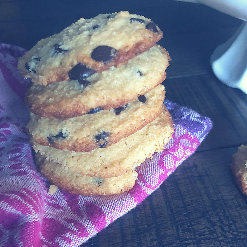 These keto friendly Chocolate Chip Cookies taste just like Tollhouse (sans the sugar and grains!)
