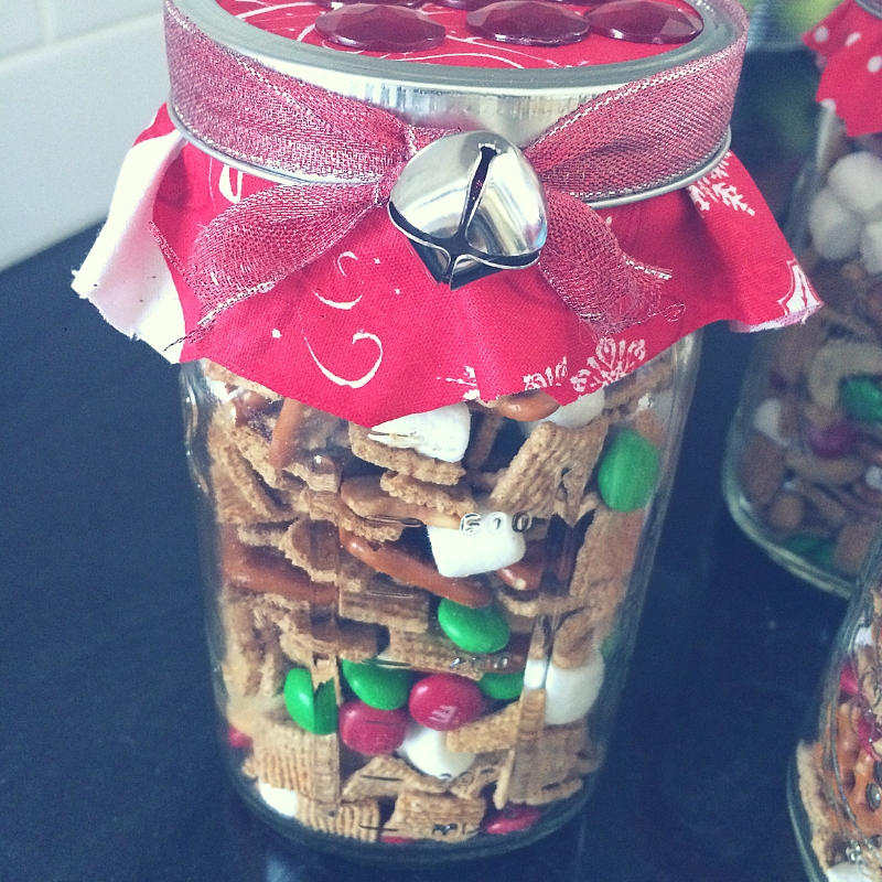 Super easy Reindeer Chow gift for kids to make for the fam