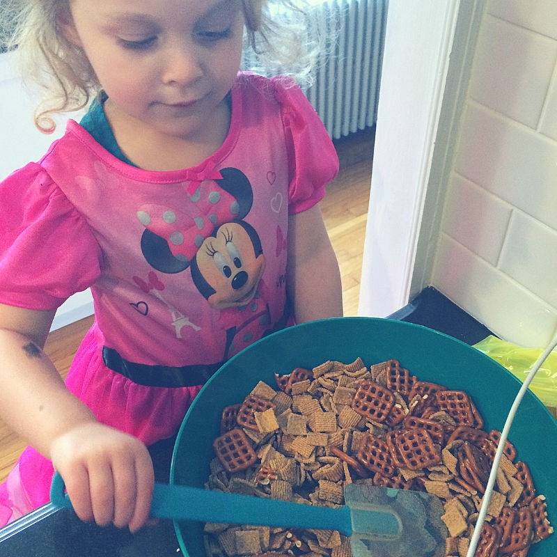 Super easy Reindeer Chow gift for kids to make for the fam